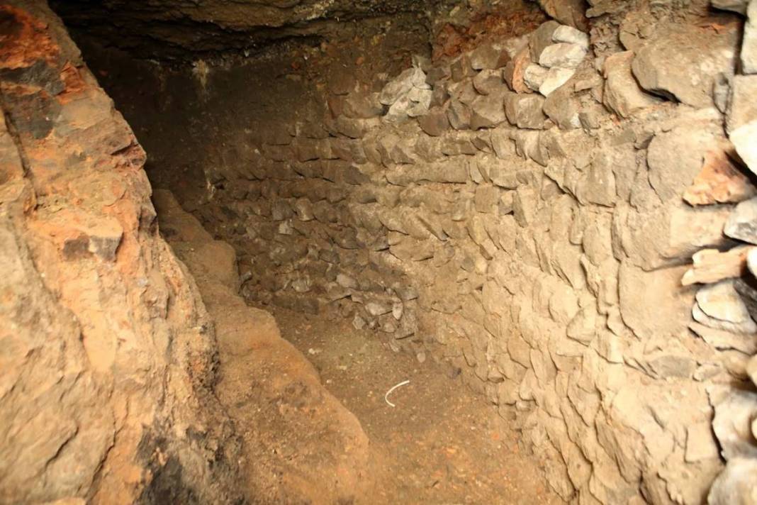Türk bayrağı dikmek için toprağı kazınca şoke oldular! Kazdıkça yenisi çıkıyor. Yetkililer bölgeyi incelemeye aldı 17